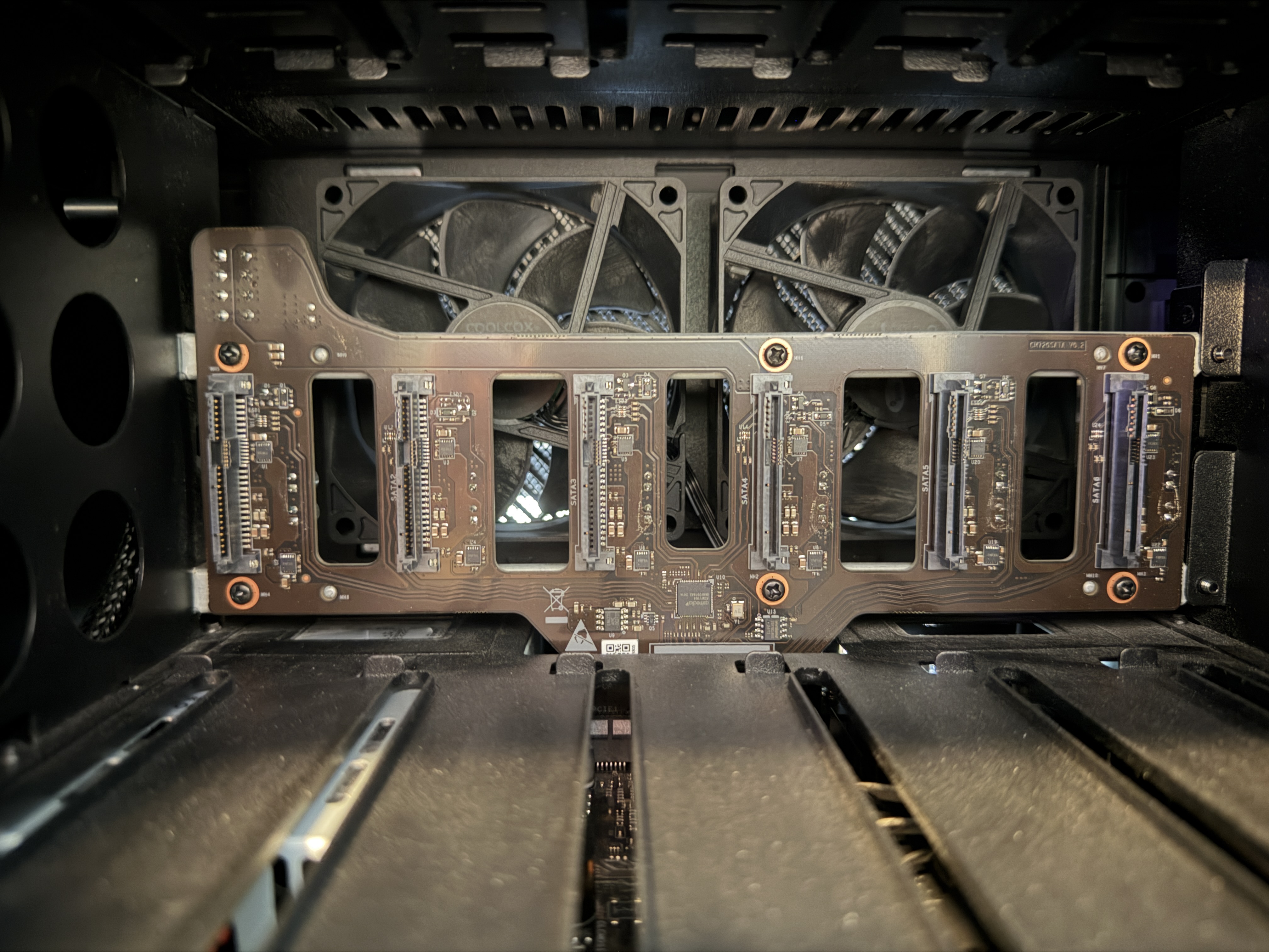 UGREEN DXP6800 Pro SATA backplane with 6 connectors and dual 92mm fans behind